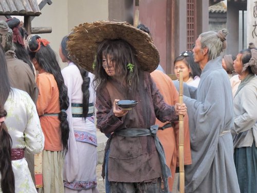 《秦俑情》即将杀青 安以轩扮乞丐酷似赵薇(图)