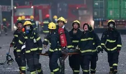 天津塘沽爆炸,消防员诠释现实版救火英雄