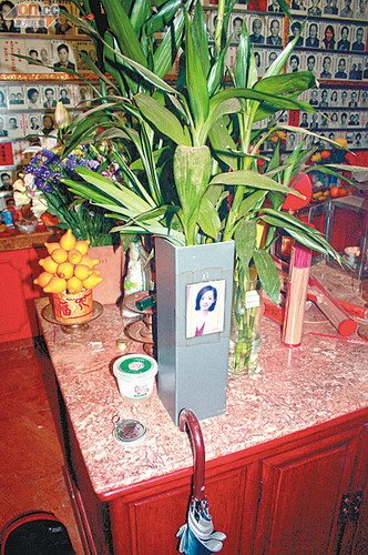 黄家驹长情粉丝墓前许愿 望Beyond再现