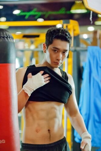 2PM灿盛《7级公务员》湿身秀肌肉 <em>弹痕</em>惹人眼