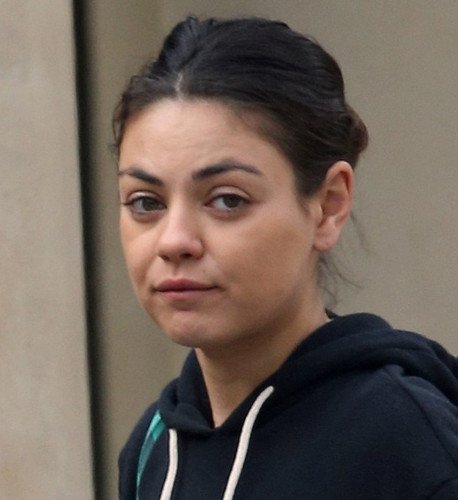 黑天鹅米拉·库妮丝素颜出镜 遭外媒调侃