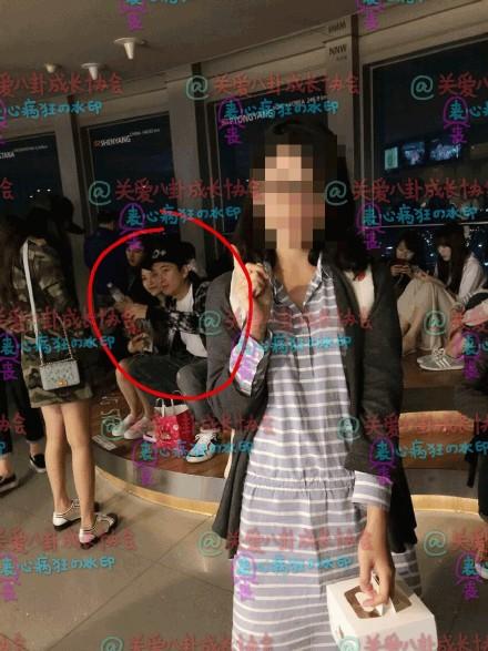 王思聪携两美女同游韩国 发现被偷拍不忘看镜头