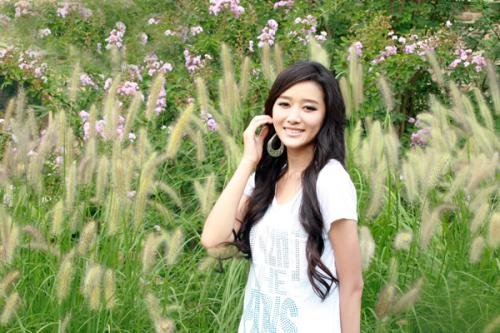 韩寒被曝出轨 女方赵卓娜长发大眼清纯