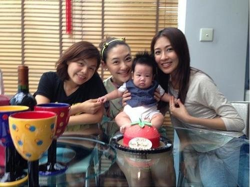 陈小春儿子百日照曝光 单眼皮<em>头发</em>多<em>像老爸</em>_娱