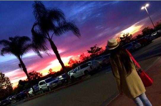 林志颖晒爱妻背影秀恩爱：夕阳美还是她美？