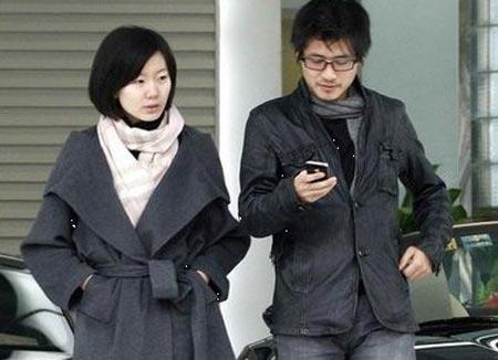 韩寒被曝中秋节深夜机场会赵卓娜 回家共待一晚