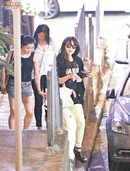 官恩娜深夜带太阳眼镜显风范 遮视线有碍驾驶