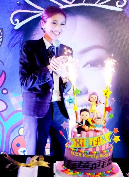 杨千嬅办41岁生日派对 穿中性西装豪爽大笑