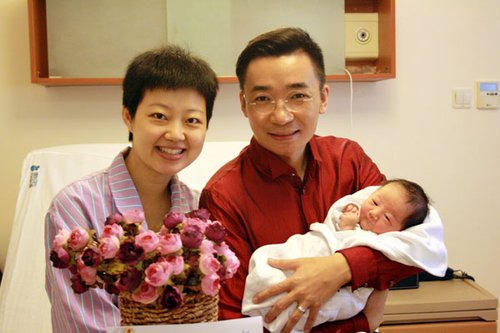 <em>主持人</em>高博喜得贵子 宝宝照片首次曝光(图)_娱