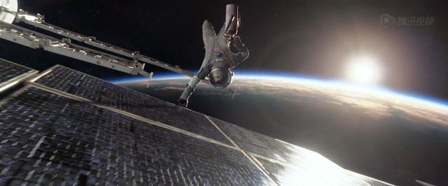 《地心引力》：宇航员学瓦力，用灭火器漫游