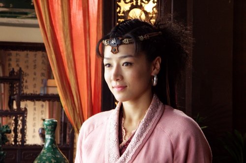 何彦霓出演新版《萍踪侠影》 与米雪合作超默