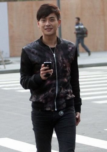  黄宗泽 否认新 绯闻女友 是戚薇 与记者玩对拍(图