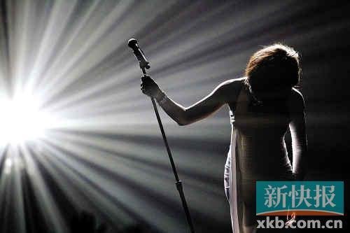 新快报:音乐界的一束光芒就此黯去