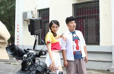 网剧《校花大战外星人》开史上最“槑”校园剧