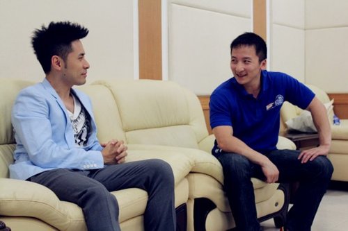 黄征与奥运冠军共唱《奔跑》 新专辑即将华丽