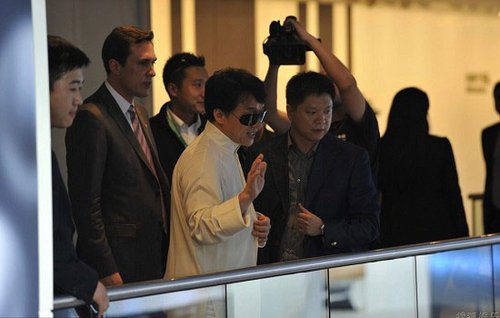 成龙观车展被围堵 黑超遮面贵宾室躲10分钟【图】