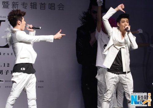 “双孖JL”出道歌迷不离不弃 首次亮相秀芭蕾才艺_娱乐_腾讯网