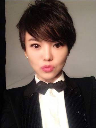 李湘晒短发帅气西装 漂亮女生变帅气男神(图)