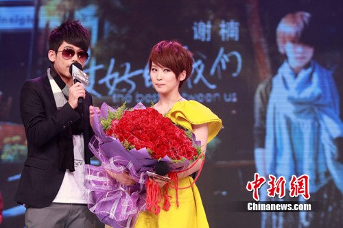 <em>美女主播谢楠</em>甜美秀香肩 好友韩庚隔空送祝福