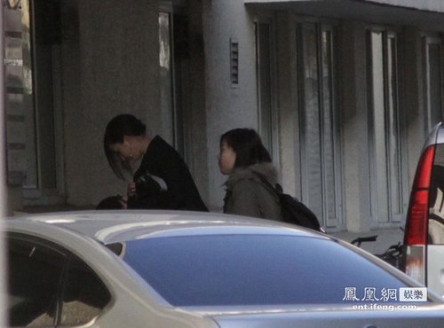 杨幂职业装亮相专业录音棚 唱歌演戏两不误