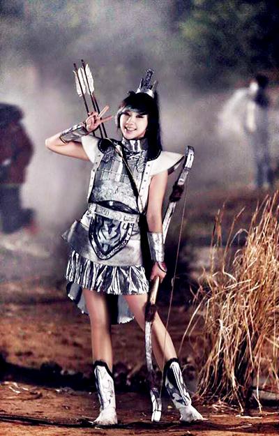 洪冰瑶《华胥引》玩转威亚 不惧严寒光腿上阵