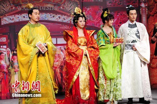 白冰着<em>唐朝发型</em>亮相+张默龙袍加身(组图)