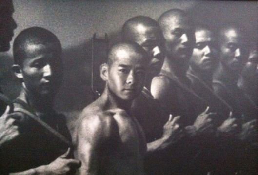 林志颖赤身扮少林小子 好身材被疑PS