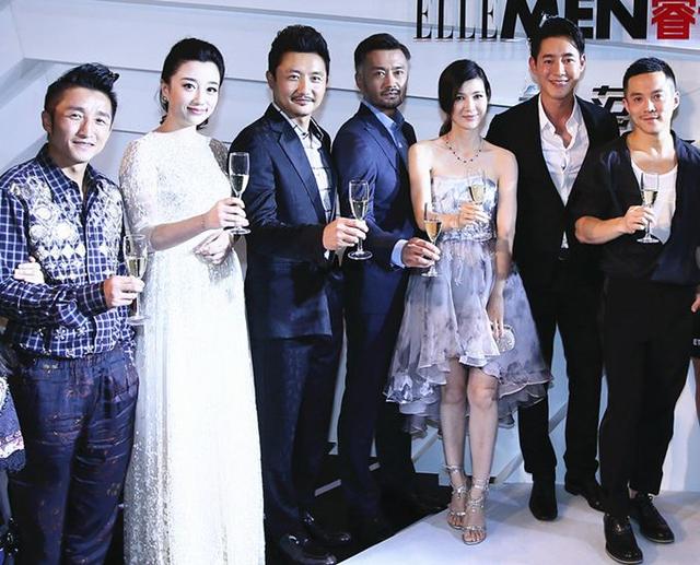 童蕾着裙装优雅亮相 性感妩媚大秀香肩