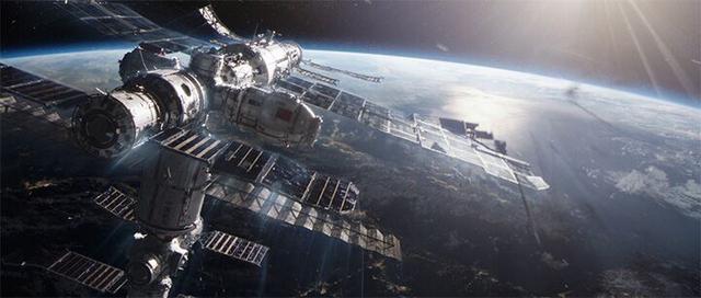 《地心引力》：宇航员学瓦力，用灭火器漫游
