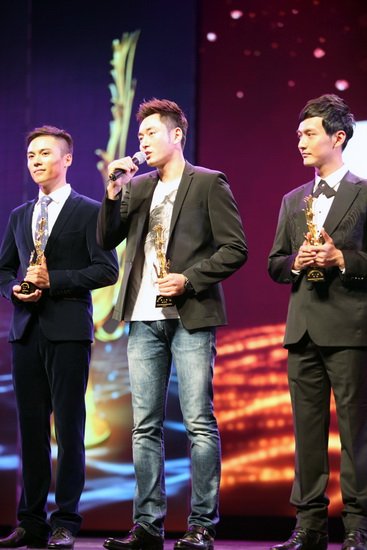 李东学获金凤凰新人奖 现场与王千源兄弟重逢