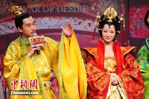 白冰着<em>唐朝发型</em>亮相 张默龙袍加身(组图)_娱