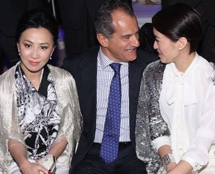 Carina Lau og Gigi kjole med hot chatte med utlendinger forlegenhet innpakket opptatt trekke
