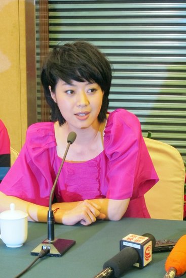 《红妆》南京开播 范志博衣着鲜亮现身发布会