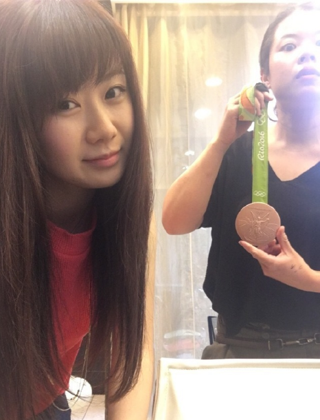 福原爱难得笑得合不拢嘴，原来是背后有个……