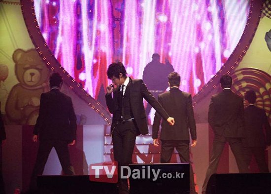 金贤重举办活动 与粉丝看《恶作剧之吻》大结局