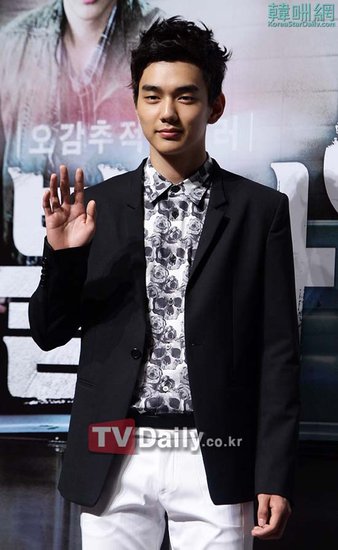 俞承浩车祸后重返片场 戴辅助器械或将