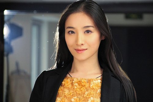 何珺告别"太平公主" 《天使艾美丽》饰冷艳女秘