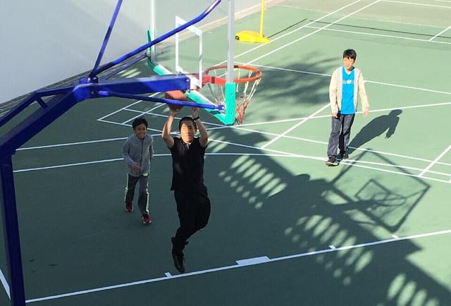 65岁张艺谋陪两儿子打篮球 身手矫健网友点赞