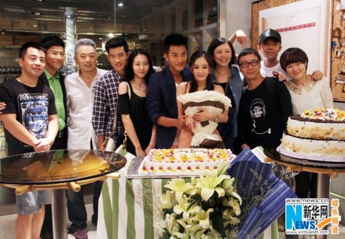 杨幂《盛夏晚晴天》片场庆生 携刘恺威甜蜜切