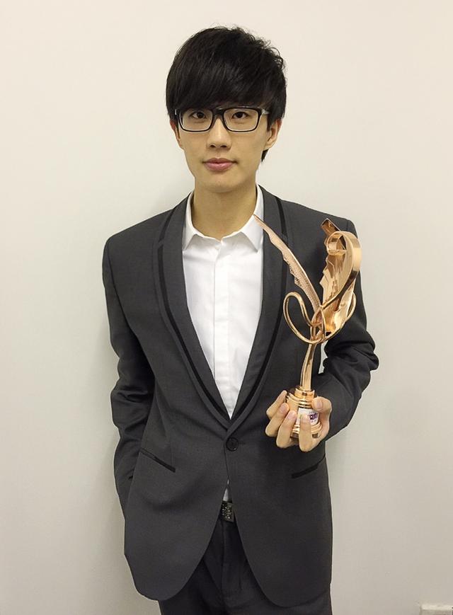 许嵩一月内连夺三奖   调皮回应歌迷“催生”