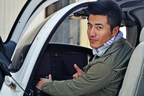 李晨浩被爆料 为演《绝命航班》学跳伞开飞机