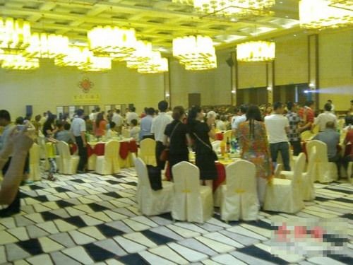 45岁<em>侯勇</em>再婚家乡大摆宴席 曝新娘<em>潘雨辰</em>产女