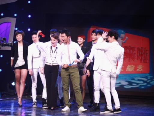 <em>朱迅</em>墙来了激凸疑似<em>没穿</em>内衣登台