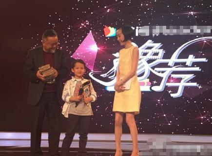 68岁王刚头发胡子花白 携8岁小儿子现身