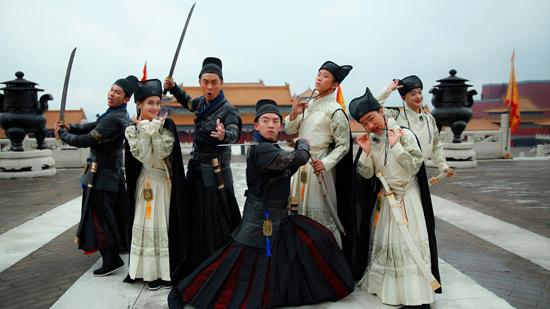 《跑男》今晚上演武侠剧 吴奇隆变锦衣卫耍帅
