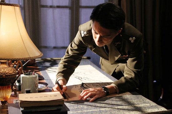 靳东首穿国军制服 《秘杀名单》当高层卧底