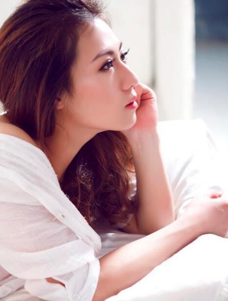 电视剧《悲壮英雄》杀青 姜莉摇身一变成海归