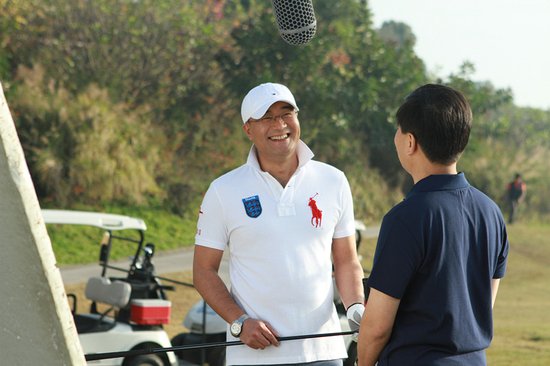 《老白有喜》热拍 富爸爸王建新练球忙