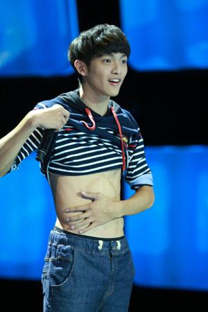 《好男儿》小鲜肉拼颜值 秀肌肉看呆萧亚轩