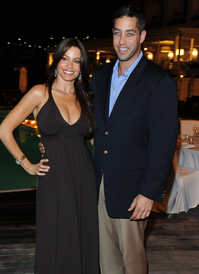 《摩登家庭》女星索菲亚订婚 生日派对收惊喜